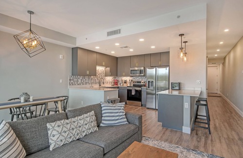 North Trail Condo | Luxury Retreat condo The Strand Water View w/Den