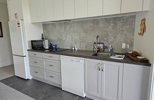 Acacia Bay Apartment | Luxury retreat for two beside the great lake