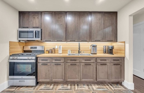 Tallman House | Luxury Retreat | Hot Tub, Fire Pit & Game Room