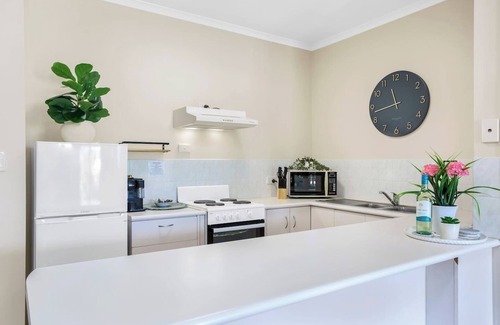 Cairns North Apartment | Luxury Retreat in Cairns with Pool