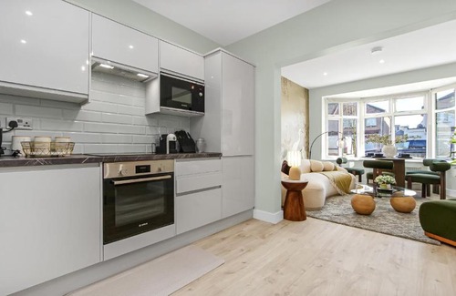 London Borough of Ealing Apartment | Luxury Retreat sleep 8 Flat, London