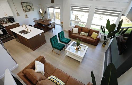 Southwest Edmonton House | Luxury Retreat With AC Fireplace Garage Disney
