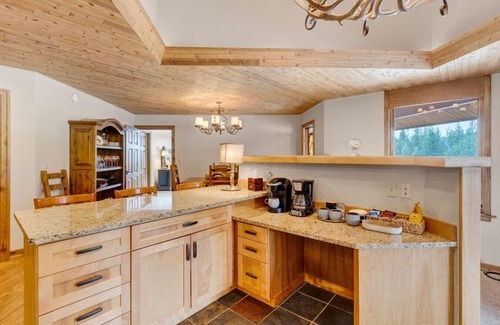 Grantsdale Cabin | Luxury River Front Property
