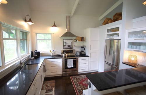 Ingalls House | Luxury Riverside Cottage with Kayaks