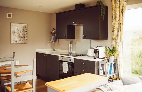 Digg Cabin | Luxury self-catering cabin - panoramic mountain views, short walk from the beach