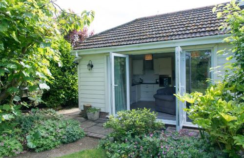 Colchester Apartment | Luxury Self Catering with Cosy Cabin & Sauna in Colchester