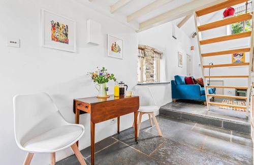 Totnes House | Luxury self-contained cottage for two with wood fired hot tub
