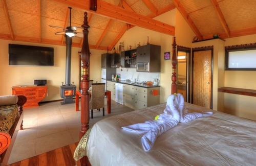 Balmoral Ridge House | Luxury self-contained villa with double bed, double spa, fireplace, and kitchen.