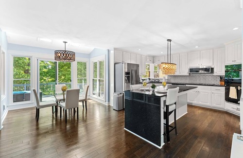 Roswell House | Luxury Serene 7-bedroom 5.5-bath 2 Living Rooms 2 Kitchens Close to Lake & Golf