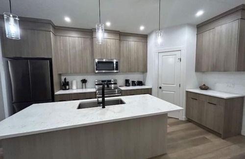 Southeast Calgary House | Luxury Seton Villas 4-bed with King bed & Office