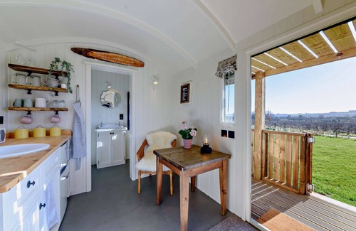 Faringdon Cottage | Luxury shepherd's hut for 2 in the Cotswolds - Aurora