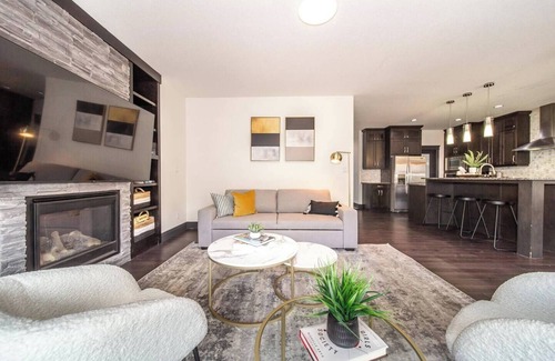 St. Albert House | *Luxury* Sleeps 10|King bed|Jacuzzi|10 Min to WEM