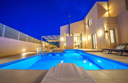 Pigi Villa | Luxury, Spacious Villa with private gym, just 4km from the sandy beach!