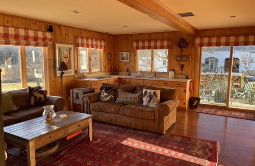 Chester Depot House | Luxury stone farmhouse.Perfect for families or company retreats! Close to Okemo!
