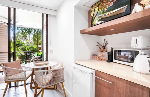 Palm Cove Apartment | Luxury Studio in Palm Cove Resort | Steps to Beach & Pools