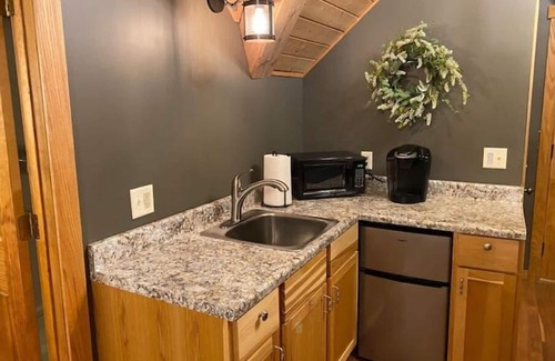 Mingo Apartment | Luxury Suite on 7 Acres of Woods! Fireplace, Whirlpool!