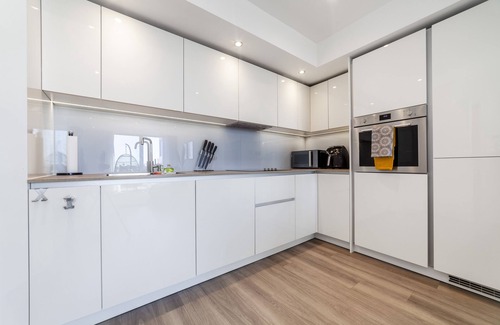 Yiewsley Apartment | Luxury Sunset 2 Bed Apartment - 10min from London Heathrow Airport