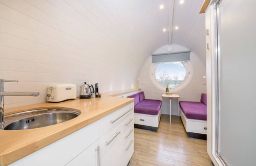 Lauder Cabin | Luxury Tiny Home sleeps 2 with Hot Tub and private BBQ hut