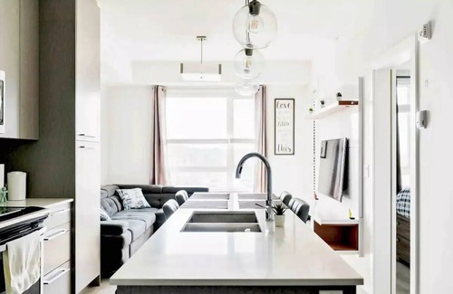 Calgary Condo | Luxury Top Floor💎FREE Parking💎PS4💎10min to Airport