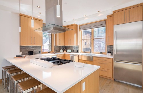 Telluride House | Luxury Townhome On Depot. 3 Mins Walk To Main St/gondola. Heated Garage, Private Roof Top Hot Tub. 4 Bedroom Townhouse by RedAwning