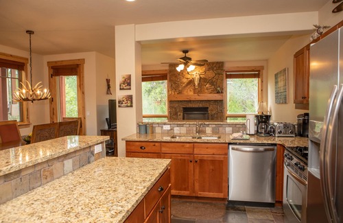 Keystone House | Luxury Townhome/Pool and Hot Tub Access/Private Patio