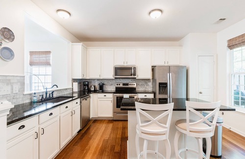 Mauldin House | Luxury Townhouse Pet Friendly in Gvl-Mauldin-Simpsonville area. 2 car parking