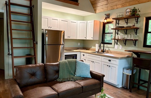 Greenwood House | Luxury Treehouse with Large Deck
