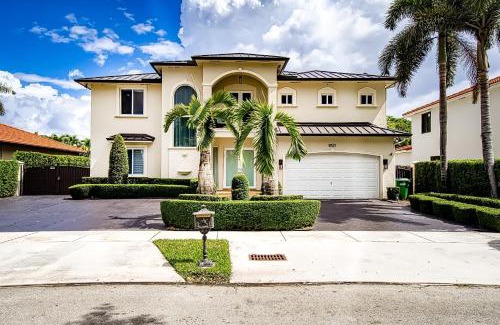 Miami Lakes House | Luxury Tropical Living , 4BR w Backyard Pool Oasis