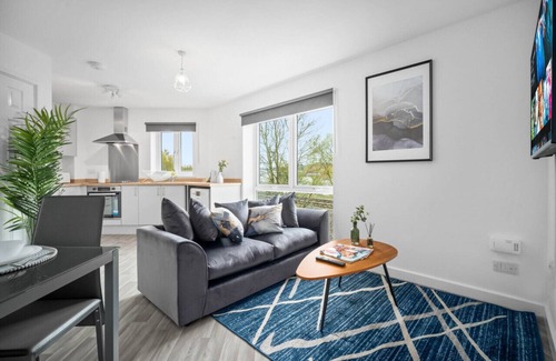 Cradley Heath Apartment | Luxury Two Bedroom Apartment - Parking - Smart TV