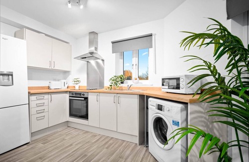 Cradley Heath Apartment | Luxury Two Bedroom Apartment - Parking - Smart TV