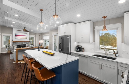 Excelsior House | Luxury Urban Getaway - Walk to the lake & downtown Excelsior