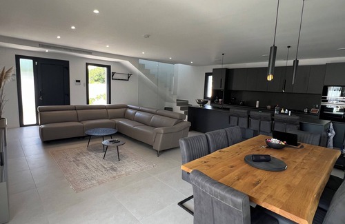 Cambrils Villa | Luxury vacation home for 8 people with heated saltwater pool, 450 m from the sea