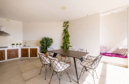 Gornji Kono Apartment | Luxury Vacation Spot with Large Terrace And Garden