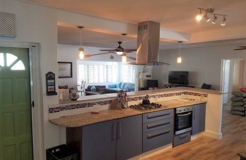 Derricks Villa | LUXURY VILLA:5 mins walk to beach,4 bedrooms, private pool
