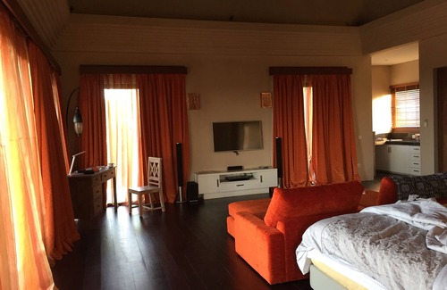 Kuta House | Luxury Villa just 500m to motoGP circuit and short stroll to beach. 2-6 Guests