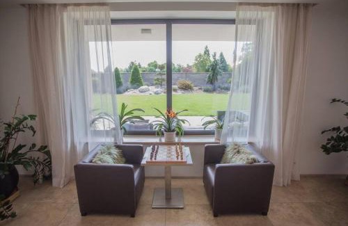 Cestlice Villa | Luxury villa near Prague with pool and tennis court