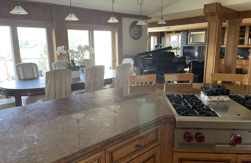 Gilroy House | Luxury Villa: Silicon Valley's 30-Acre Eden of Paradise:Lake Views & Events