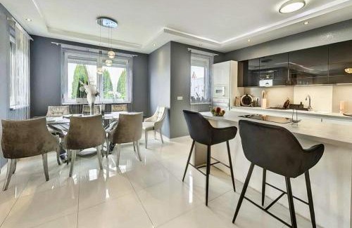 Kerepes Villa | Luxury Villa with Pool close to the Hungaroring