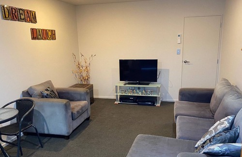 Hamilton Bed & Breakfast | Luxury warm and sunny one bedroom unit in handy location, sleeps two.