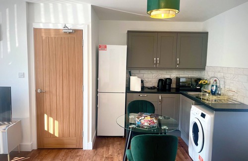 Warminster Apartment | Luxury Warminster Apartment with Free Parking