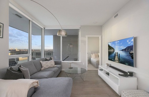 Lower Lonsdale Apartment | Luxury Waterfront Condo in Lower Lonsdale