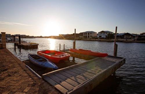 Geographe House | Luxury Waterfront Canal Estate With Private Jetty - Pet Friendly