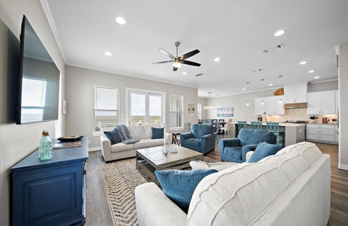 Galveston House | Luxury Waterfront Getaway with Pool + Boat Access
