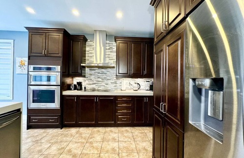 Brampton House | Luxury | Wedding/Group Ready | Airport & Downtown