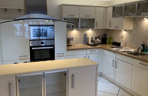 Central Aberdeen Condo | Luxury West End Apartment with Balcony & secure parking
