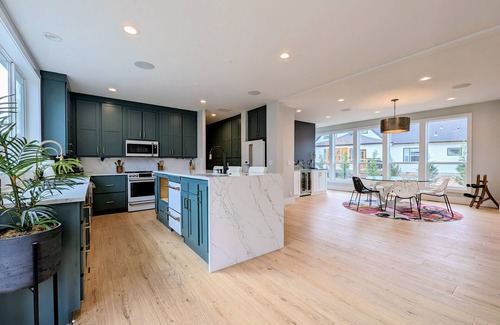 Carlton House | Luxury Wine Country Escape w/3 King Suites & Putting Green – Walk to Town