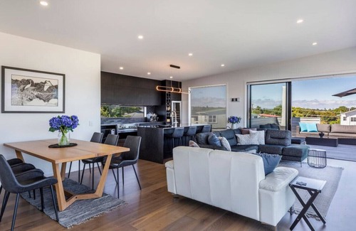 Waipahihi House | Luxury with Lake Views