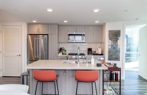 East Village Apartment | Luxury with Views! Across from Conv Center & PetCo! Heated Pool, Spa and Arcade!