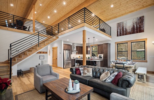 Cle Elum Ski Chalet | Luxury Yakima River chalet with hot tub, large game loft with pool, poker tables