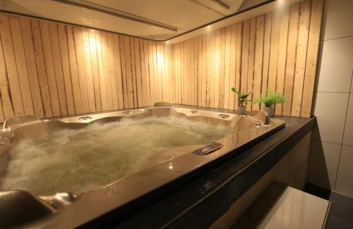 Tzummarum Villa | Luxus Familienvilla mit Jacuzzi & Sauna